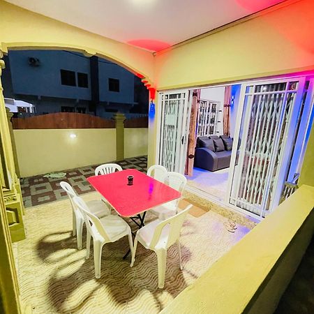 Rs Villas - Three Bedrooms Share Apartment With Private Room And Free Wifi And 100Mts To The Beach And Ac And 100Mts To Bus Stop And Pool Flic-en-Flacq Exteriér fotografie