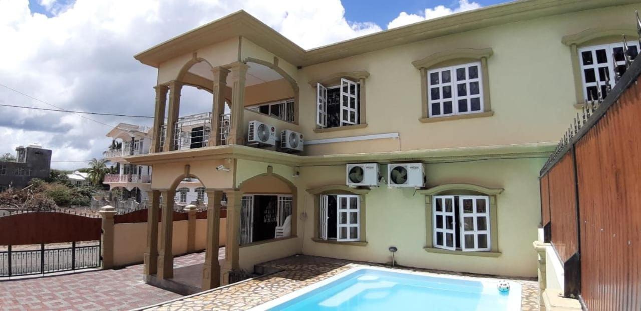 Rs Villas - Three Bedrooms Share Apartment With Private Room And Free Wifi And 100Mts To The Beach And Ac And 100Mts To Bus Stop And Pool Flic-en-Flacq Exteriér fotografie