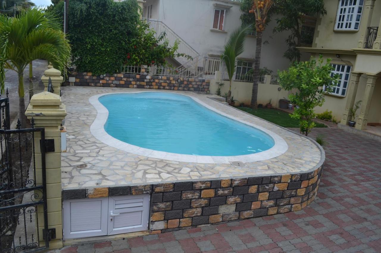 Rs Villas - Three Bedrooms Share Apartment With Private Room And Free Wifi And 100Mts To The Beach And Ac And 100Mts To Bus Stop And Pool Flic-en-Flacq Exteriér fotografie