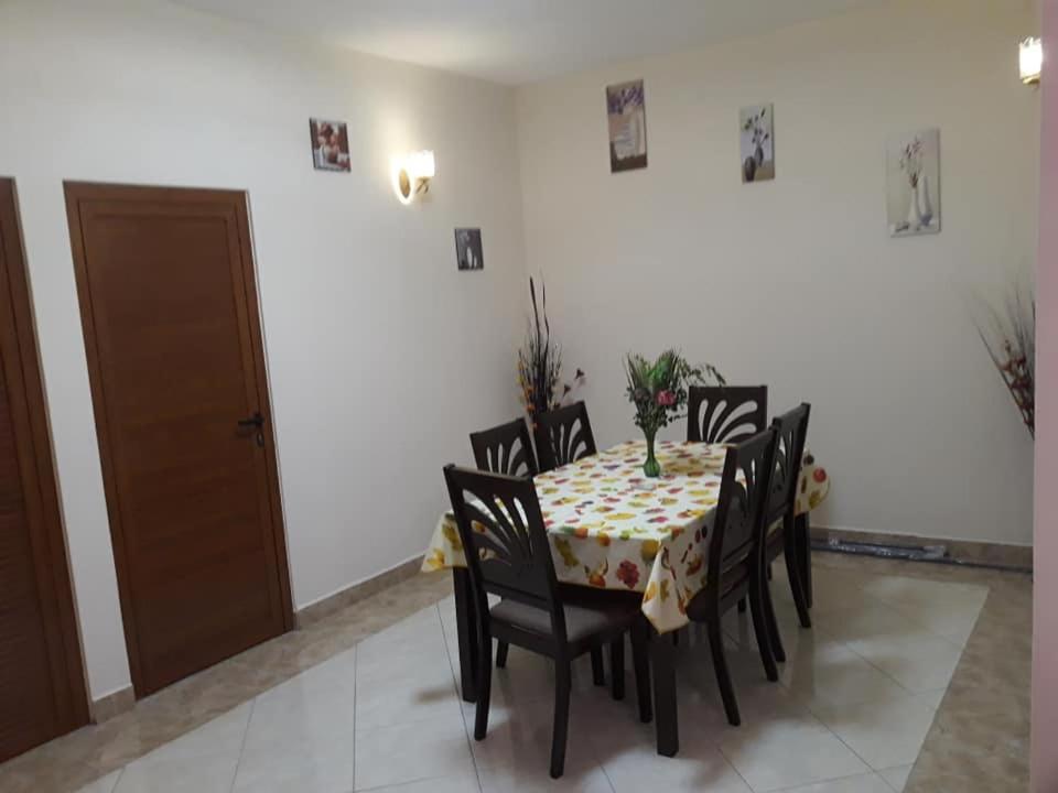 Rs Villas - Three Bedrooms Share Apartment With Private Room And Free Wifi And 100Mts To The Beach And Ac And 100Mts To Bus Stop And Pool Flic-en-Flacq Exteriér fotografie