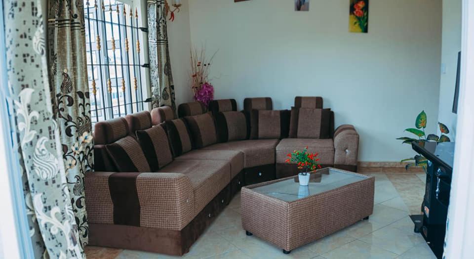 Rs Villas - Three Bedrooms Share Apartment With Private Room And Free Wifi And 100Mts To The Beach And Ac And 100Mts To Bus Stop And Pool Flic-en-Flacq Exteriér fotografie