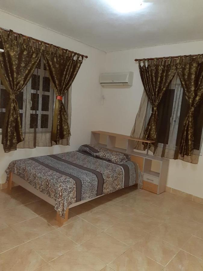 Rs Villas - Three Bedrooms Share Apartment With Private Room And Free Wifi And 100Mts To The Beach And Ac And 100Mts To Bus Stop And Pool Flic-en-Flacq Exteriér fotografie
