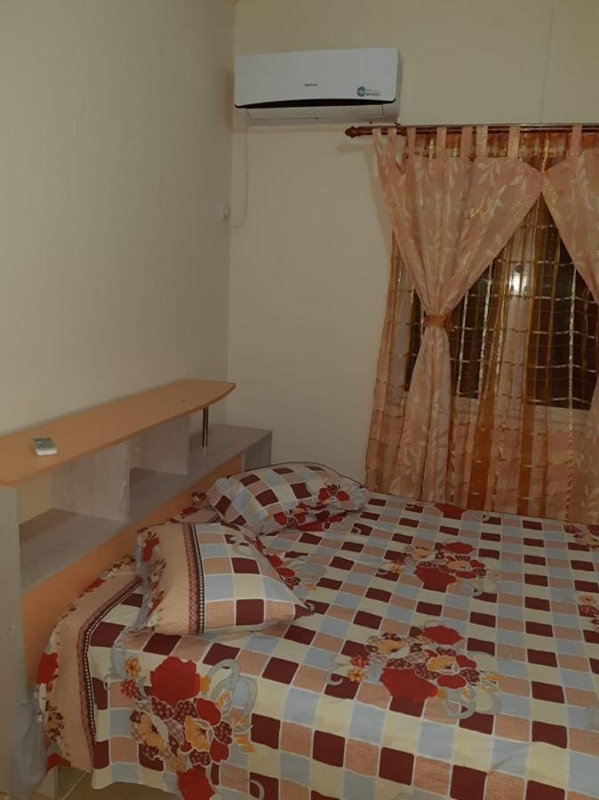Rs Villas - Three Bedrooms Share Apartment With Private Room And Free Wifi And 100Mts To The Beach And Ac And 100Mts To Bus Stop And Pool Flic-en-Flacq Exteriér fotografie