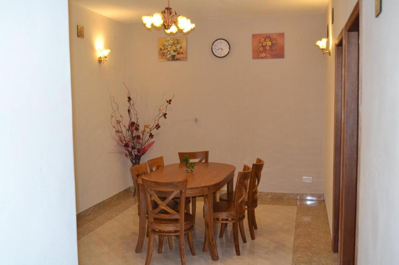 Rs Villas - Three Bedrooms Share Apartment With Private Room And Free Wifi And 100Mts To The Beach And Ac And 100Mts To Bus Stop And Pool Flic-en-Flacq Exteriér fotografie