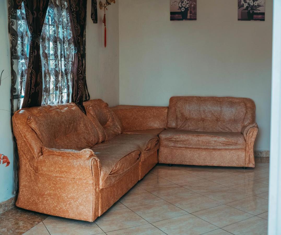 Rs Villas - Three Bedrooms Share Apartment With Private Room And Free Wifi And 100Mts To The Beach And Ac And 100Mts To Bus Stop And Pool Flic-en-Flacq Exteriér fotografie