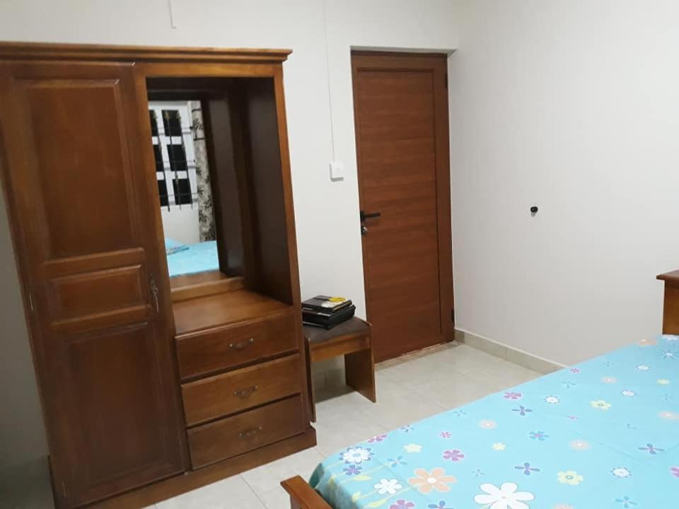 Rs Villas - Three Bedrooms Share Apartment With Private Room And Free Wifi And 100Mts To The Beach And Ac And 100Mts To Bus Stop And Pool Flic-en-Flacq Exteriér fotografie