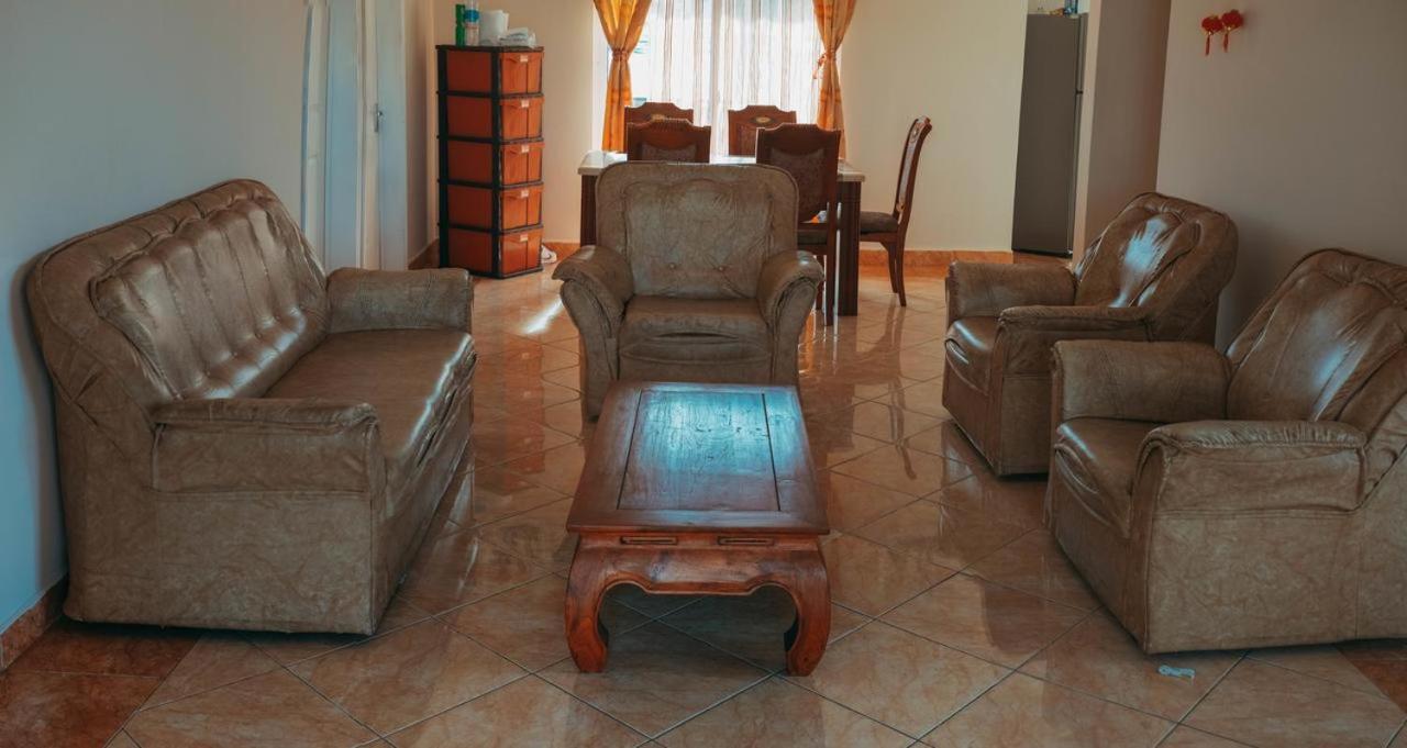 Rs Villas - Three Bedrooms Share Apartment With Private Room And Free Wifi And 100Mts To The Beach And Ac And 100Mts To Bus Stop And Pool Flic-en-Flacq Exteriér fotografie