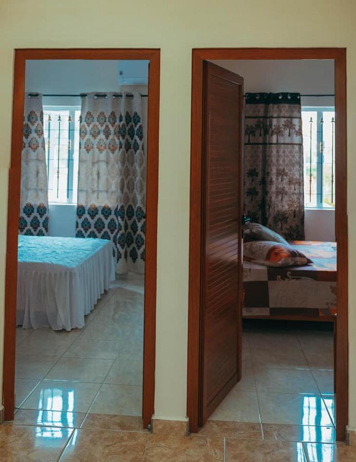 Rs Villas - Three Bedrooms Share Apartment With Private Room And Free Wifi And 100Mts To The Beach And Ac And 100Mts To Bus Stop And Pool Flic-en-Flacq Exteriér fotografie