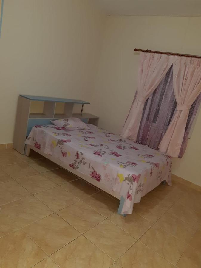 Rs Villas - Three Bedrooms Share Apartment With Private Room And Free Wifi And 100Mts To The Beach And Ac And 100Mts To Bus Stop And Pool Flic-en-Flacq Exteriér fotografie