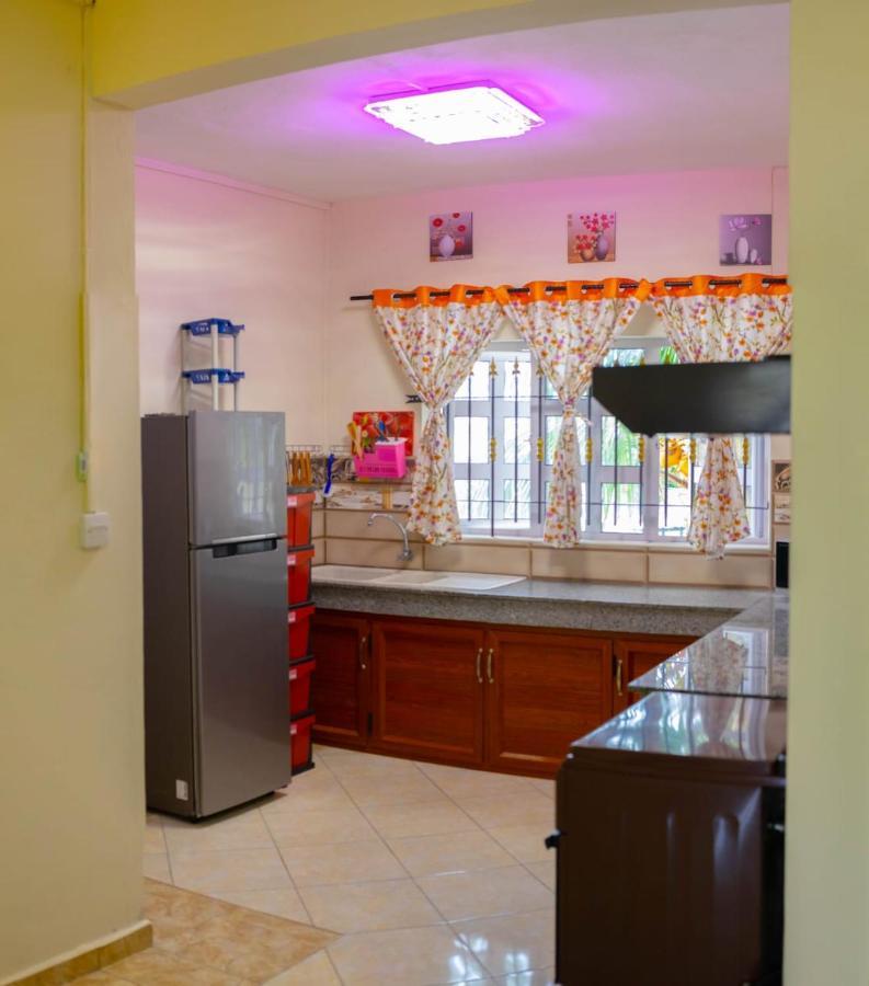 Rs Villas - Three Bedrooms Share Apartment With Private Room And Free Wifi And 100Mts To The Beach And Ac And 100Mts To Bus Stop And Pool Flic-en-Flacq Exteriér fotografie