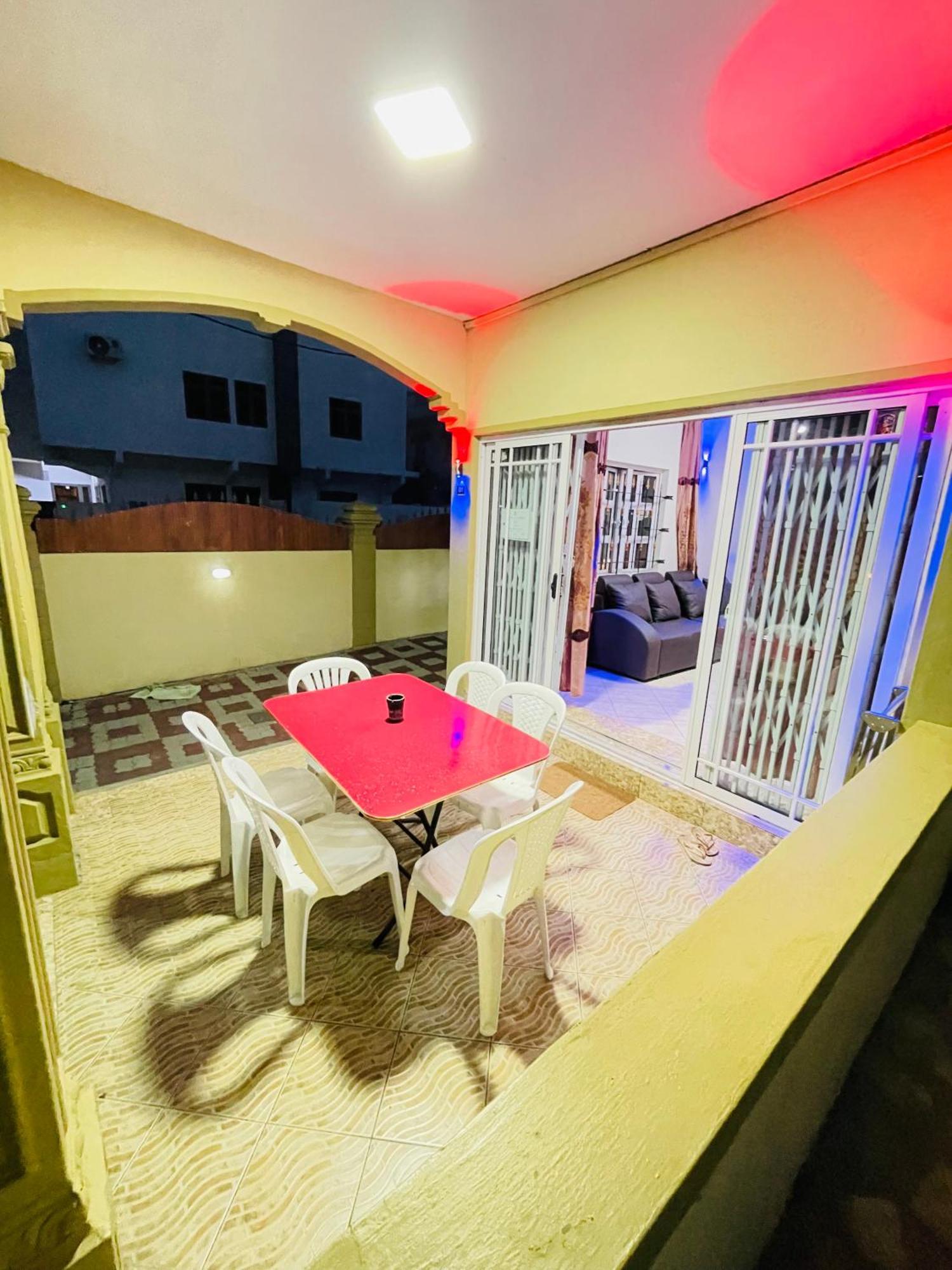 Rs Villas - Three Bedrooms Share Apartment With Private Room And Free Wifi And 100Mts To The Beach And Ac And 100Mts To Bus Stop And Pool Flic-en-Flacq Exteriér fotografie